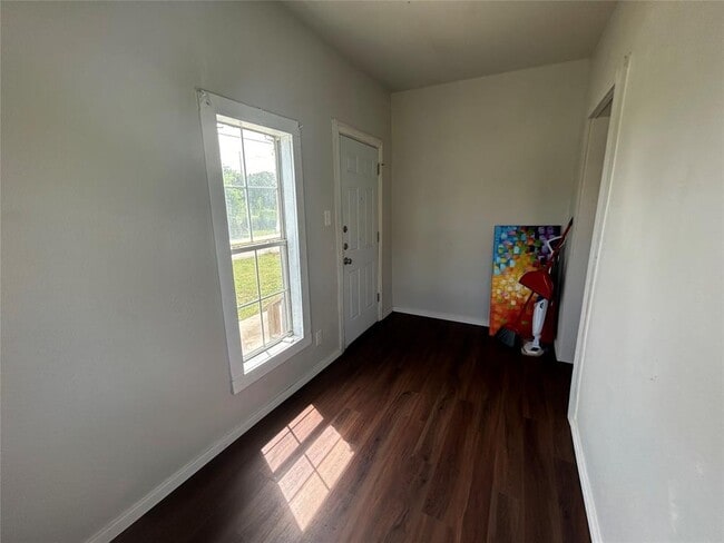 Building Photo - 400 Symes St