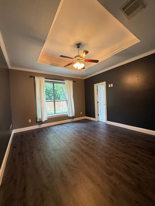 Building Photo - Beautiful 4 bedroom 2 bath home centrally located for added convenience