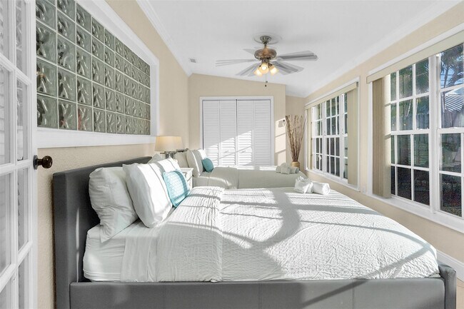 Building Photo - 3221 Seaward Dr