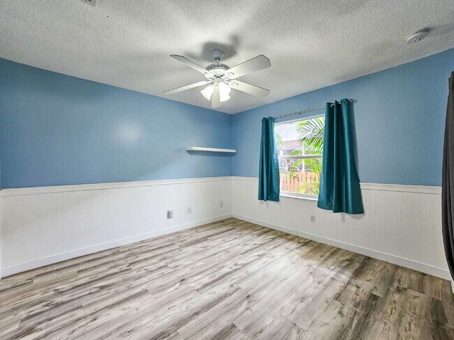 Building Photo - Waterfront Pool Home in Desirable Sunset Lakes