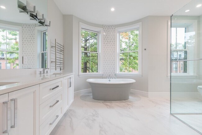 Building Photo - 131 W Newton St