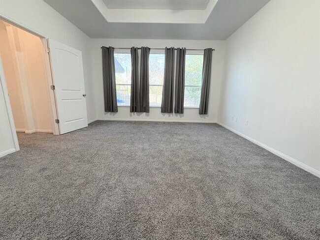 Building Photo - 313 S 6th St