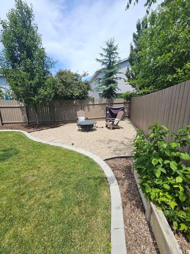 Building Photo - Ready now this beautiful 3 Bedroom Upscale...