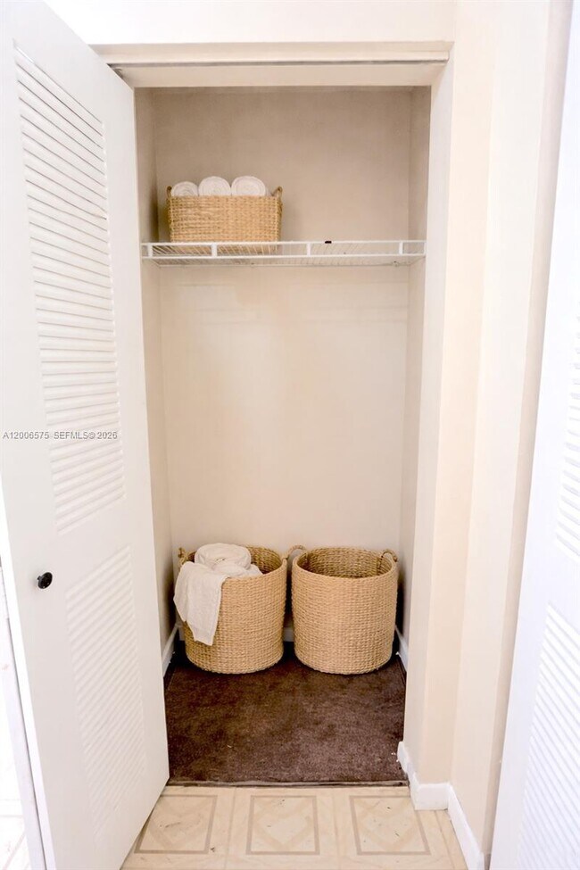 Building Photo - 8870 Fontainebleau Blvd