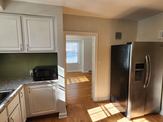 Building Photo - Shorewood 2 bedroom upper