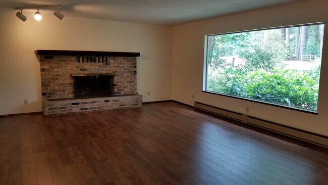 Building Photo - 11839 Glenwood Rd