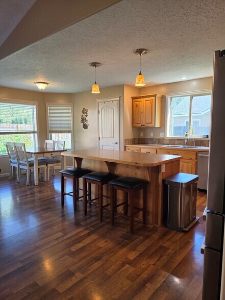 Building Photo - 1715 S Watersilk Pl