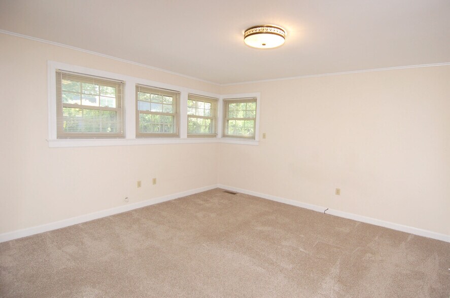 Building Photo - 706 Smedes Pl