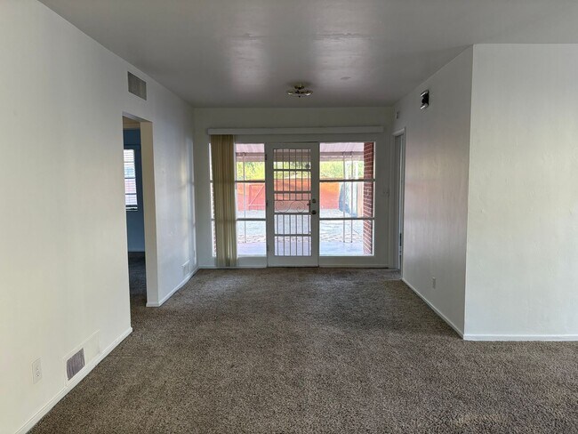 Building Photo - 2 bedroom, 1 bathroom house near Universit...