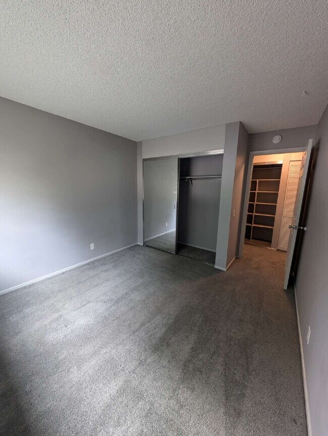 Building Photo - "Charming 2-Bed Condo Retreat in Lakewood ...