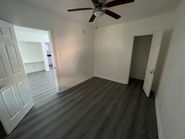 Building Photo - 5223 De Longpre Ave