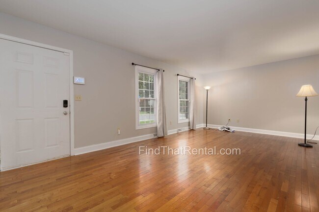 Building Photo - Freshly Painted, Pet-Friendly, Off-Street Parking, Walk to Carlisle HS!