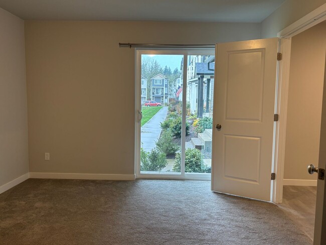 Building Photo - $500.00  OFF  FIRST  FULL  MONTH'S  RENT  ...