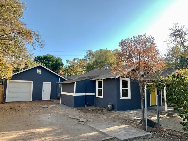 Building Photo - Spacious 3 bedroom 1 bath