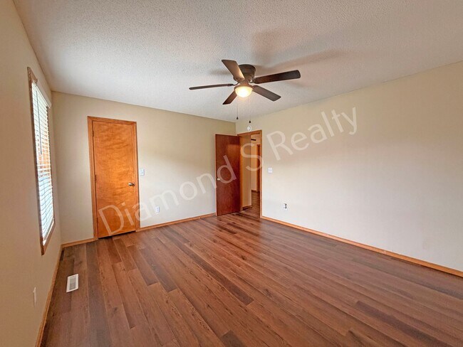 Building Photo - 2 Bed / 1 Bath Duplex in Ozark Available!