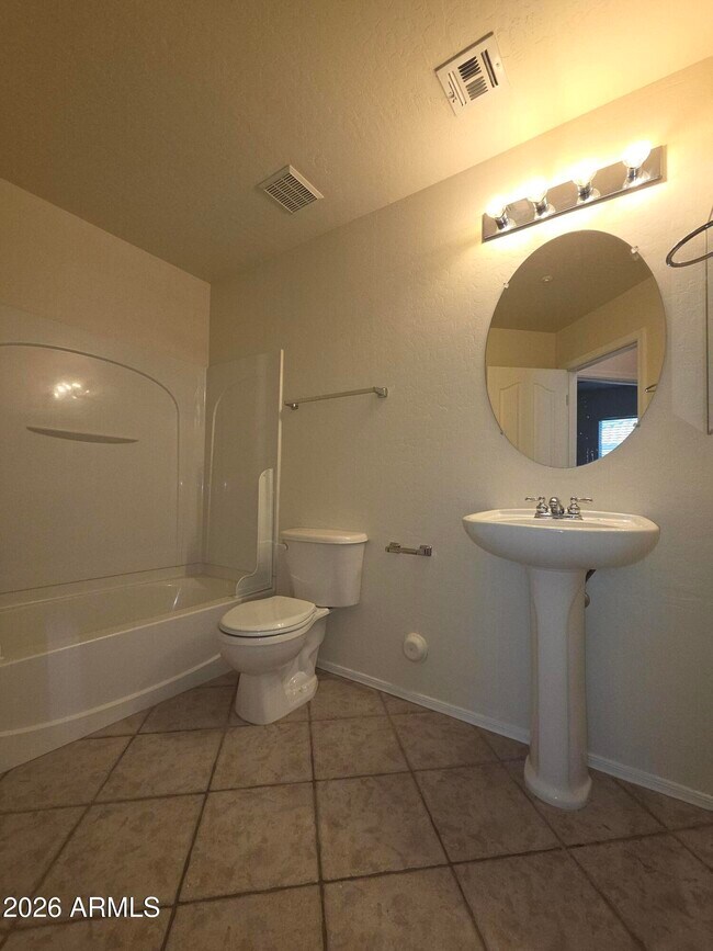 Building Photo - 426 N Oak St