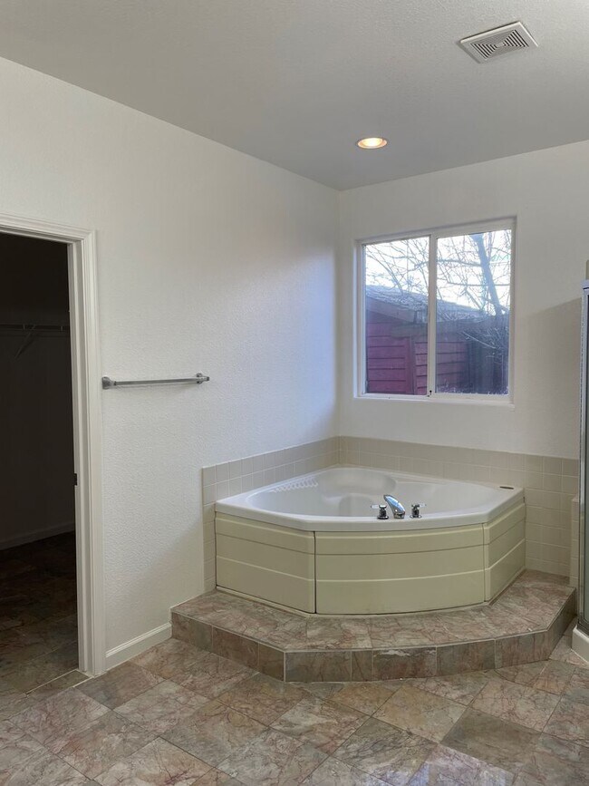 Building Photo - Large Home off Mcarran