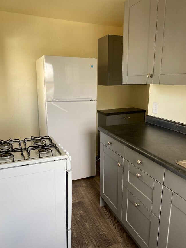 Building Photo - 461-463 Glen Street