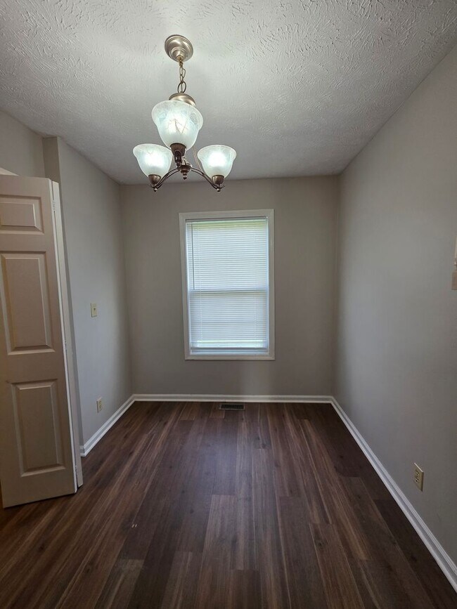 Building Photo - 1/2 OFF 1st Month's Rent!!