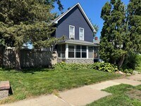 Building Photo - 3 Bedroom / 1 Bathroom Private Fenced Yard...