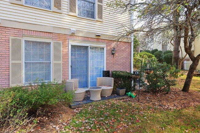 Building Photo - 91 Jamestown Rd