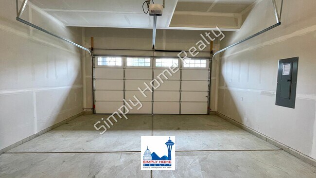 Building Photo - Step Inside to this Home with Spacious & Flexible Living!