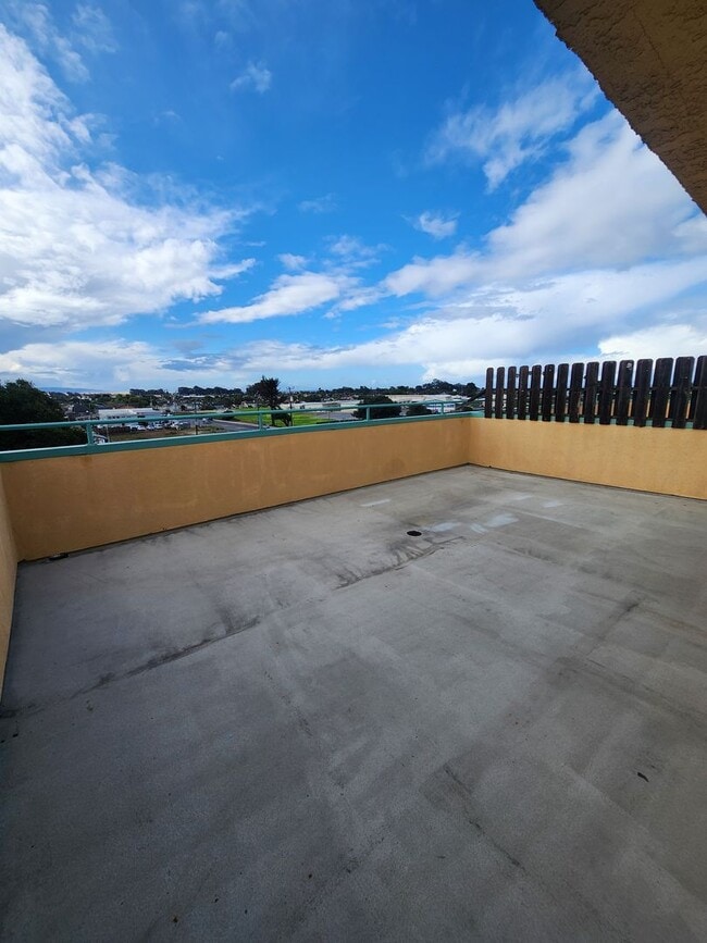 Building Photo - Spacious 1 Bed, 1 Bath Apartment with Priv...