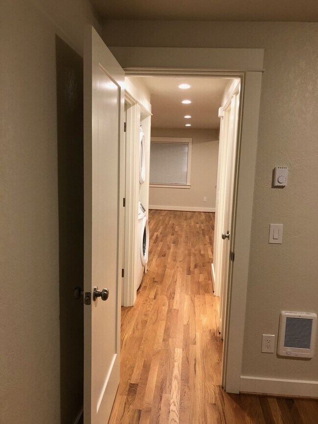 Building Photo - Like New Modern 2BD First Floor New Hardwo...