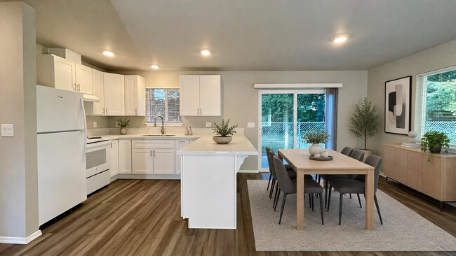Building Photo - Cute and cozy, newly renovated 3 bedroom tucked inside a charming Tri-plex!