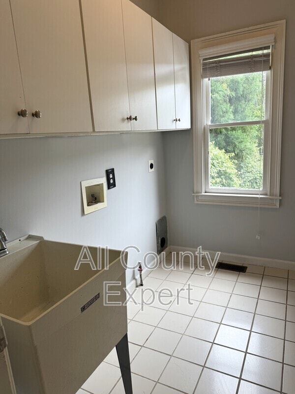 Building Photo - 871 Lenox Ct NE