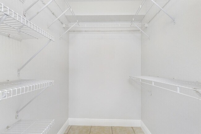 Building Photo - 171 SW Palm Dr