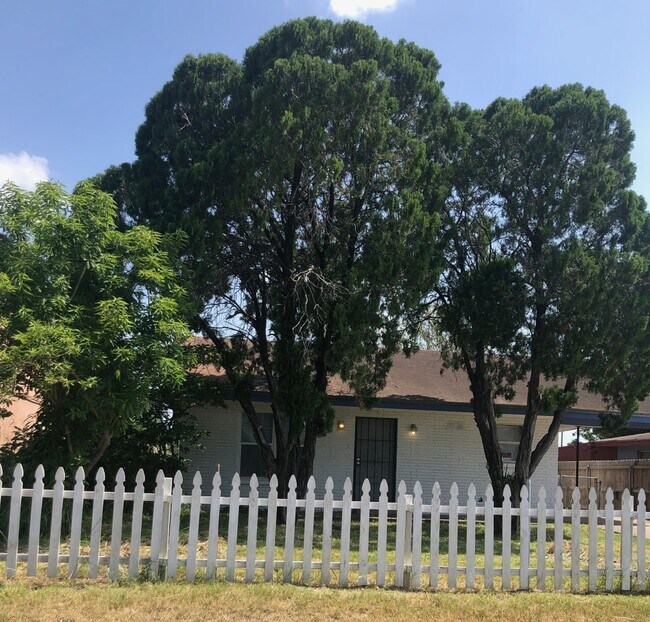 Building Photo - 2517 Lindberg Ave