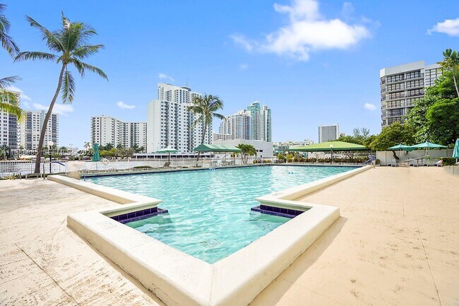 Building Photo - 800 Parkview Dr