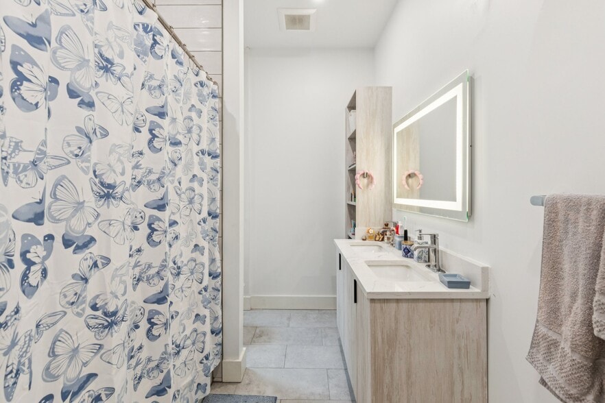 Building Photo - 3849 Lancaster Ave