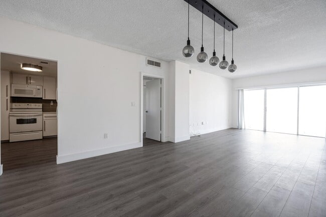 Building Photo - 300 Bayview Dr