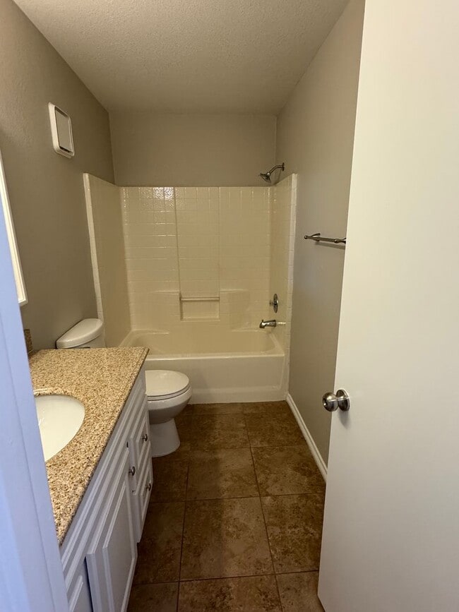 Building Photo - Transformed Townhome