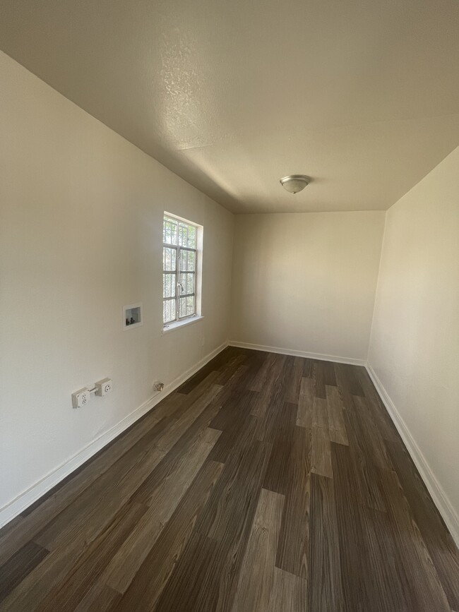Building Photo - 7095 Alameda Ave