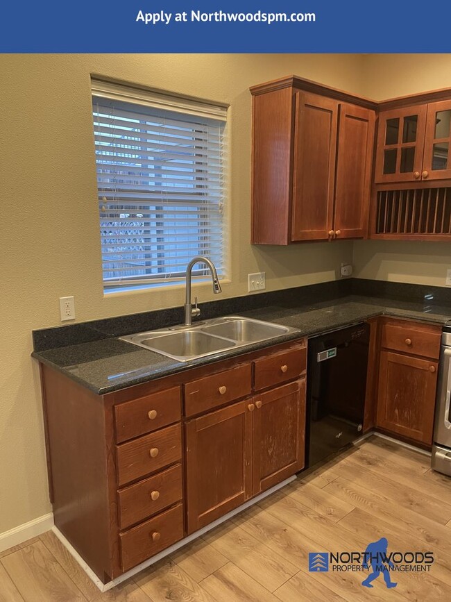 Building Photo - Beautiful 2 Bedroom 2.5 Bath Townhouse in ...