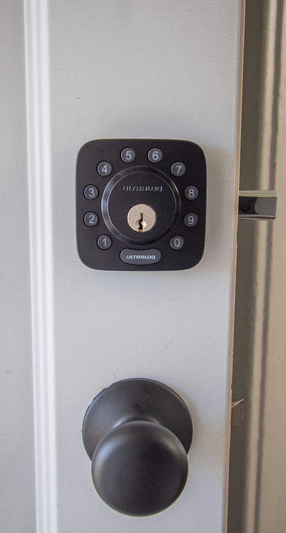 Building Photo - Looking to be in town? Hotel/Motel not for you? Look no further!