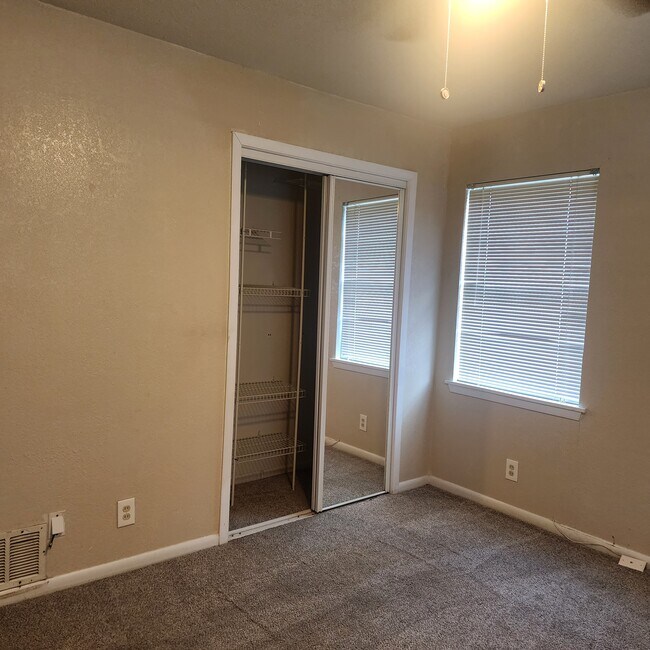 Building Photo - 1306 Becker Dr