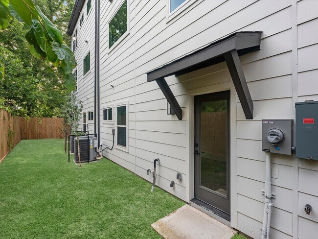 Building Photo - 4804 Elysian St
