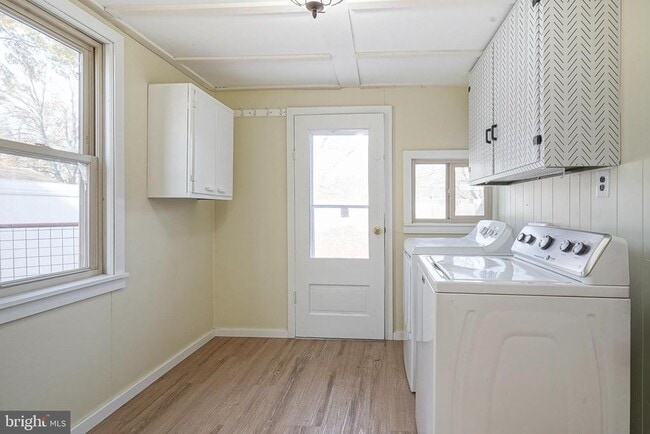 Building Photo - 19 E Millbrooke Ave