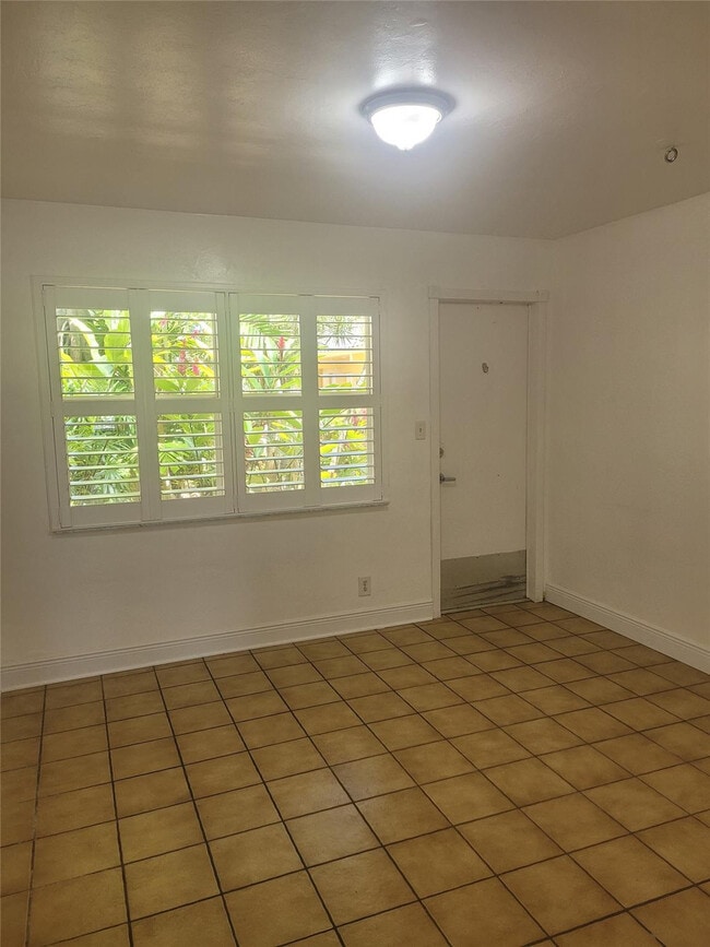 Building Photo - 815 Middle River Dr