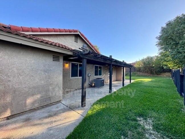 Building Photo - 45627 Clubhouse Dr