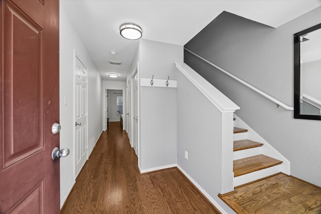 Building Photo - 1421 W 26th St