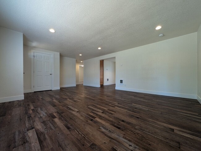 Building Photo - Beautiful 3 Bedroom, 2 Bath Home In The Ri...