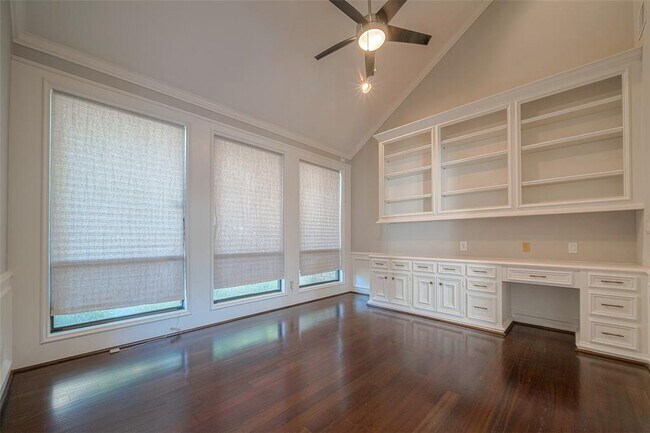 Building Photo - 15714 Sylvan Lake Dr