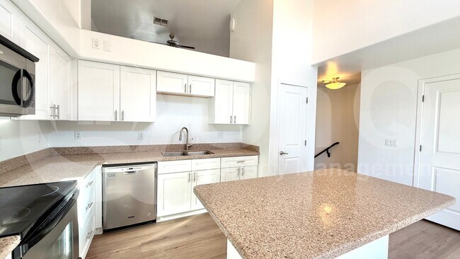 Building Photo - 330 S Farmer Ave