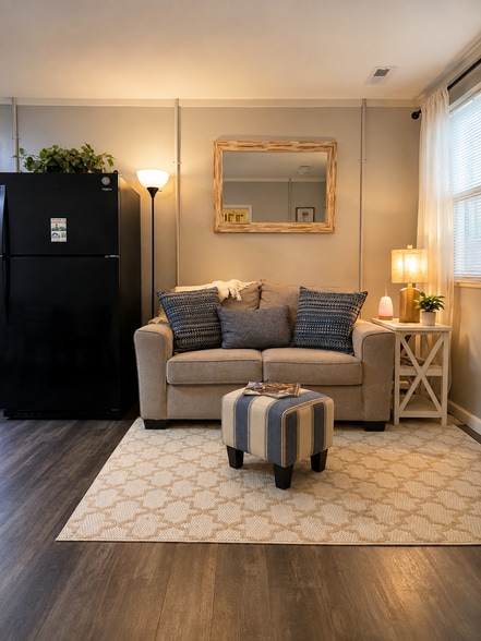Comfortable living room with Smart TV and Wi-Fi—perfect for relaxing after work or exploring Knox - 1115 Henrietta Dr