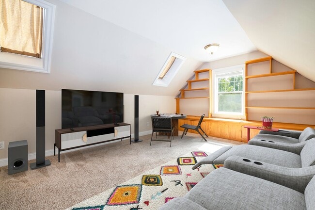 Building Photo - Charming 4 Bedroom 2.5 Bath Home